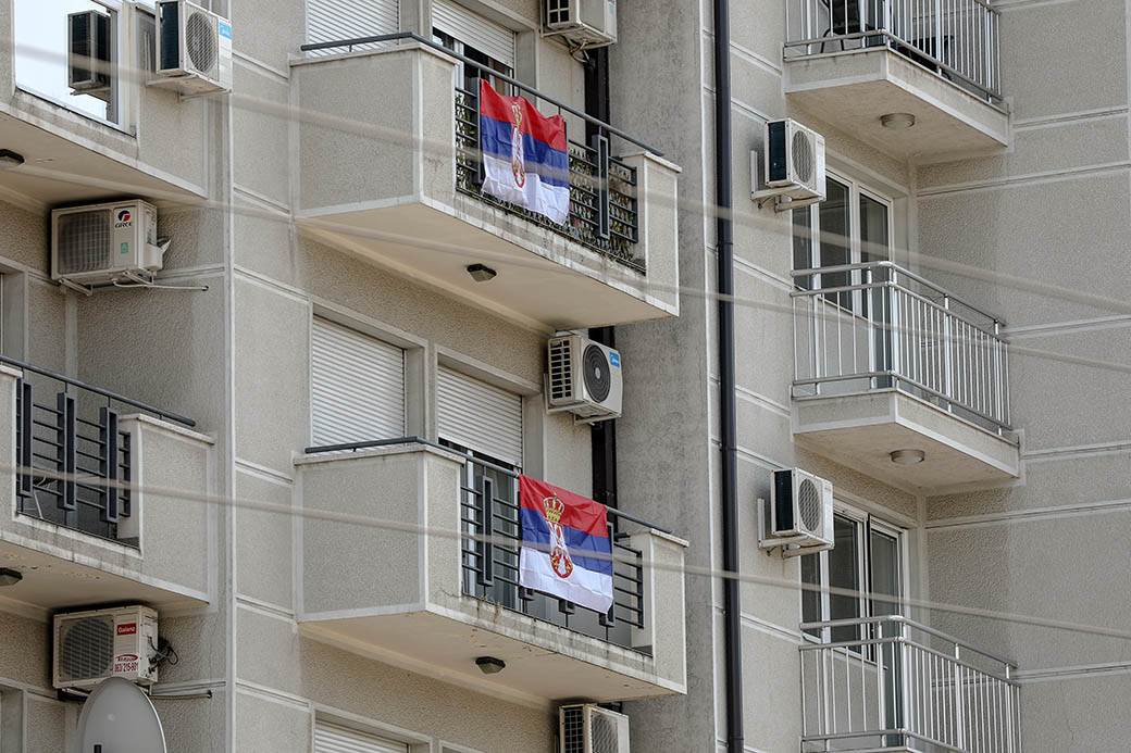 Zastave Srbije na prozorima i balkonima u Beogradu FOTOGRAFIJE