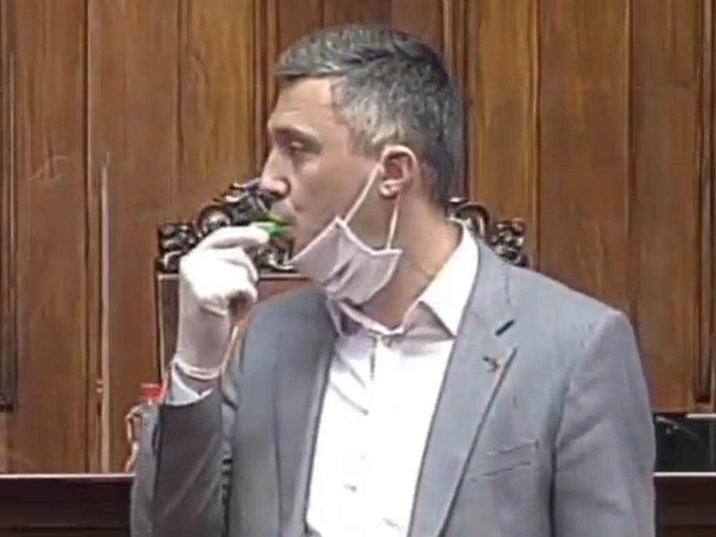 Boško Obradović demantuje da je šutirao policajca Skupština Srbije