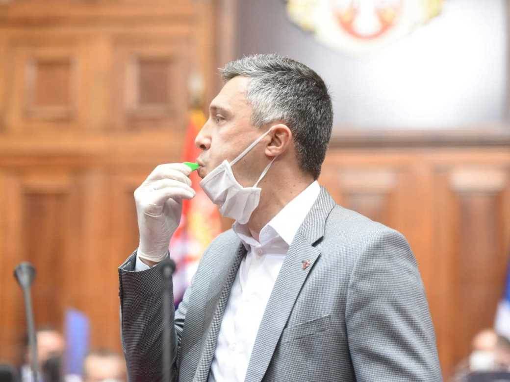 Boško Obradović demantuje da je šutirao policajca Skupština Srbije