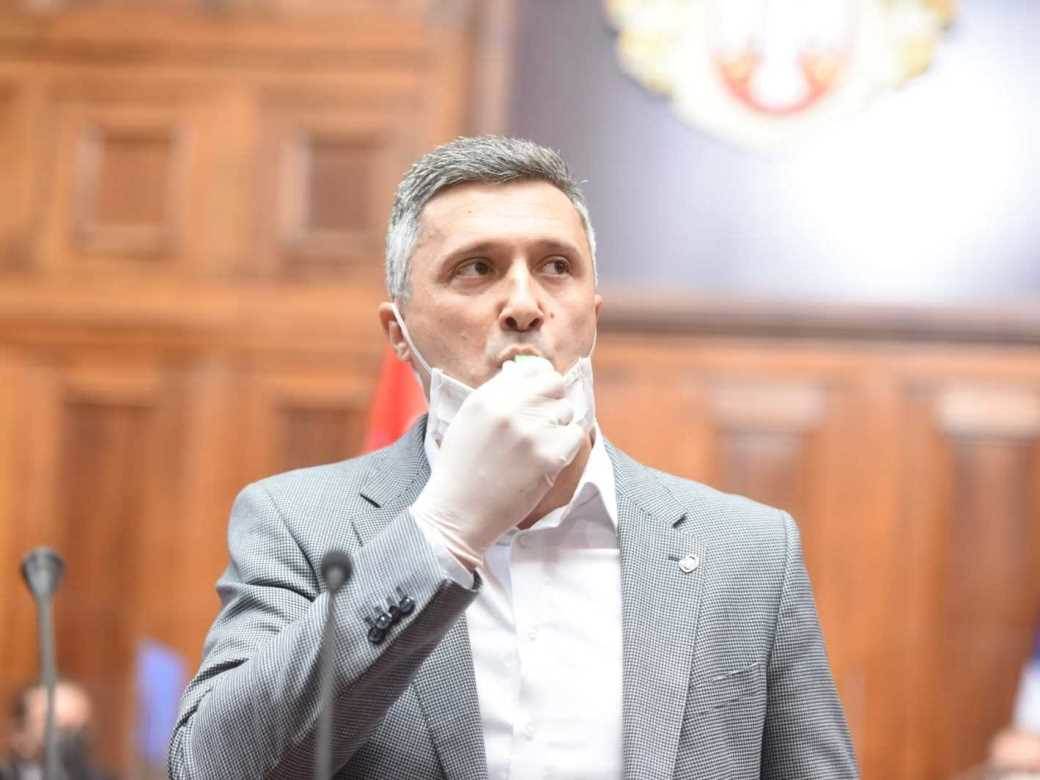 Boško Obradović demantuje da je šutirao policajca Skupština Srbije