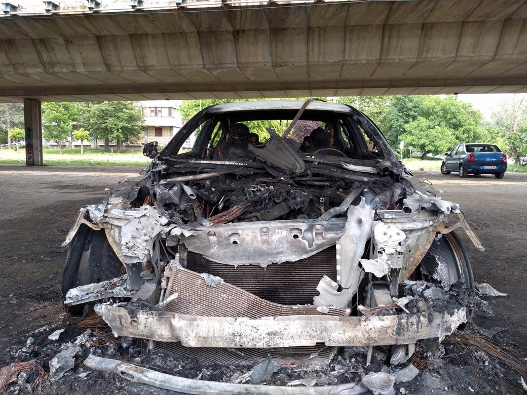 Eksplozija u Novom Sadu: BMW izgoreo ispod Mosta slobode