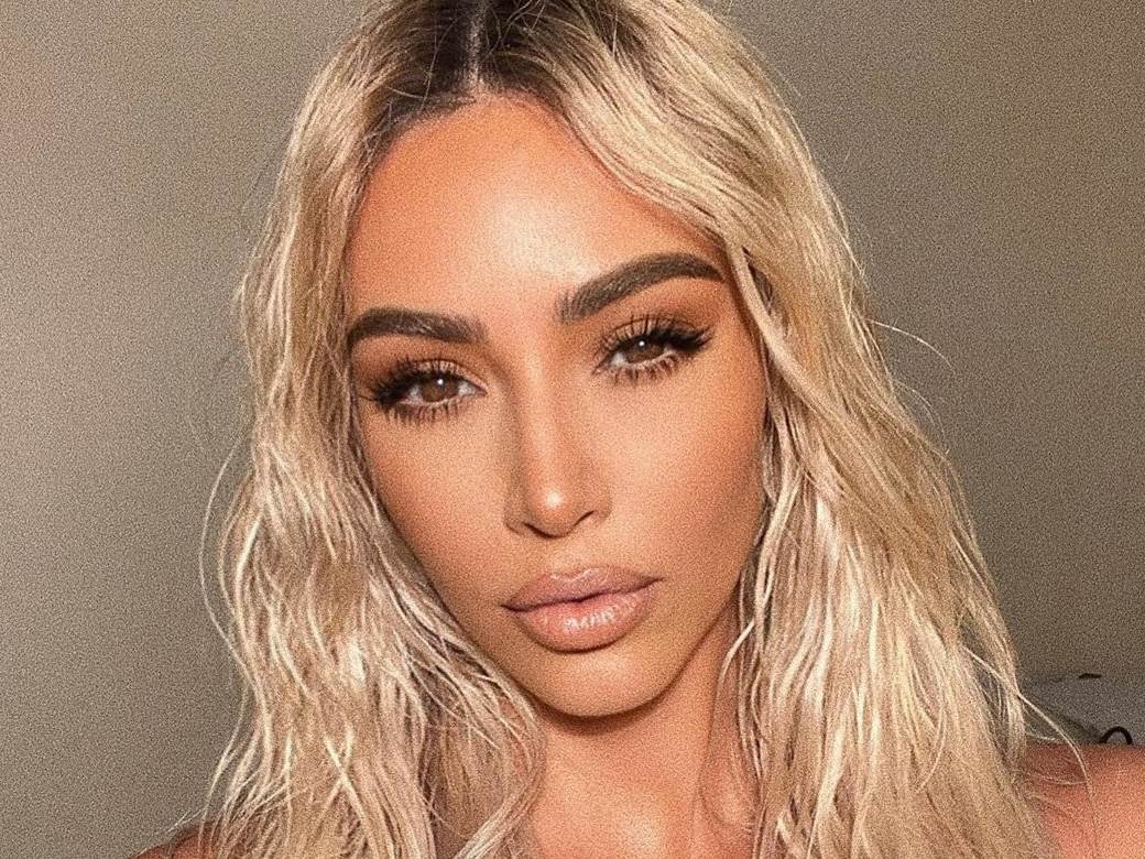 kim kardasijan proslavila bozic elegantno izdanje haljina