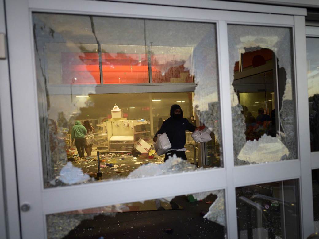 Protesti u Americi privedena ekipa CNN