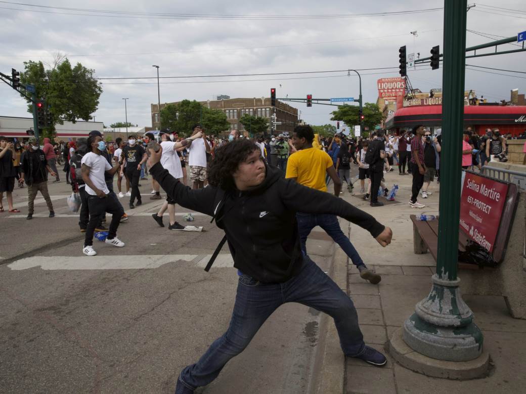 Protesti u Americi privedena ekipa CNN