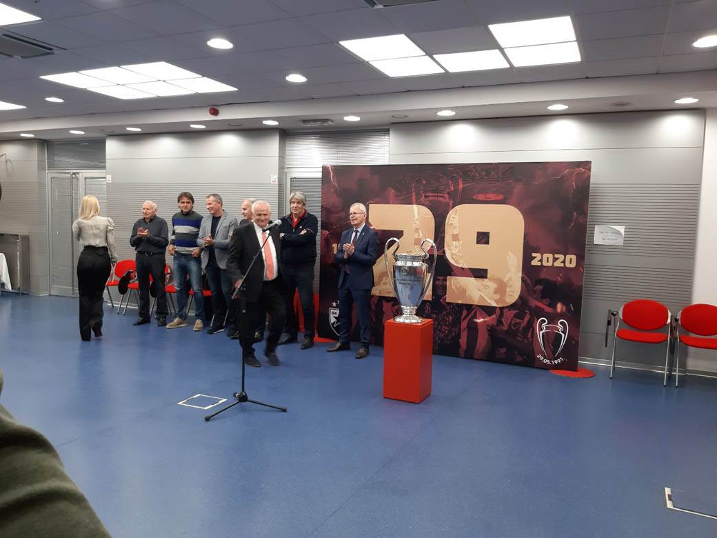 Crvena zvezda proslava Bari 1991, torta Dragan Džajić za rođendan