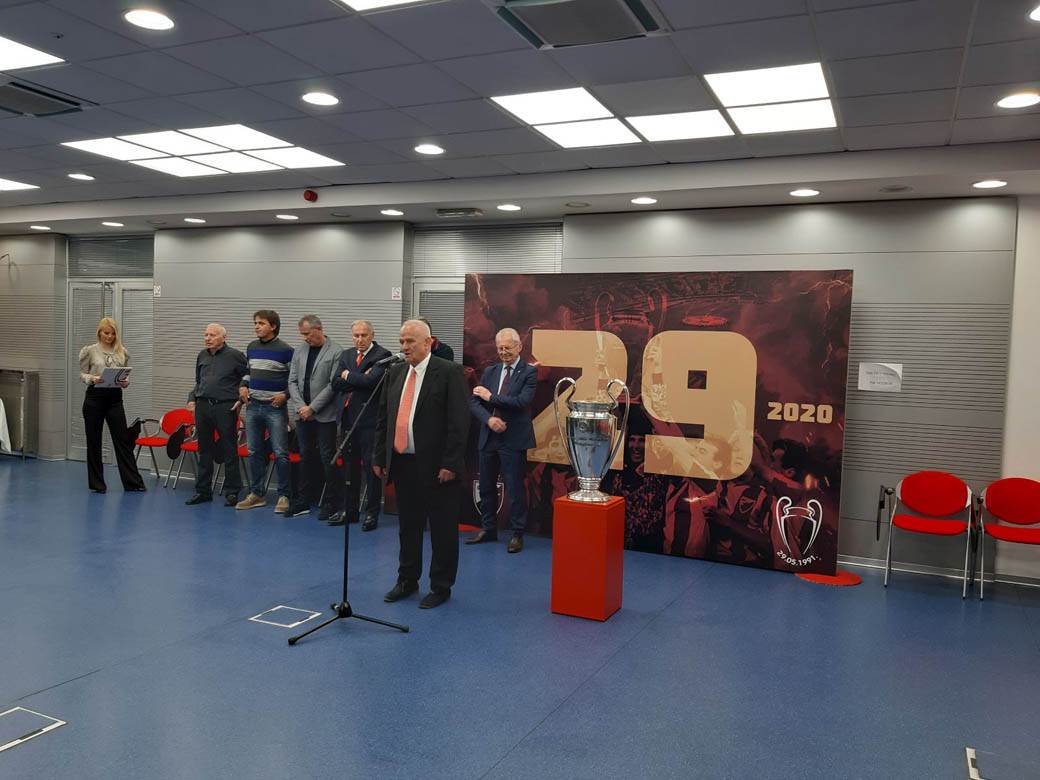 Crvena zvezda proslava Bari 1991, torta Dragan Džajić za rođendan