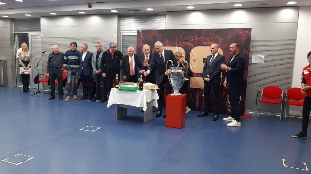 Crvena zvezda proslava Bari 1991, torta Dragan Džajić za rođendan