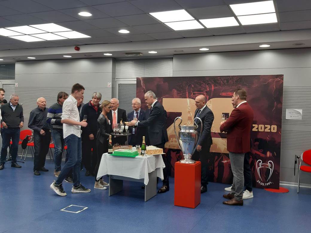 Crvena zvezda proslava Bari 1991, torta Dragan Džajić za rođendan