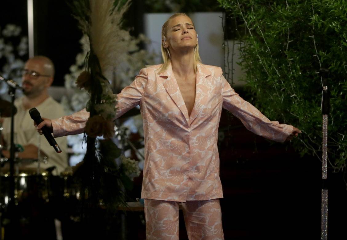 natasa bekvalac okitila dom jelka praznici cestitka