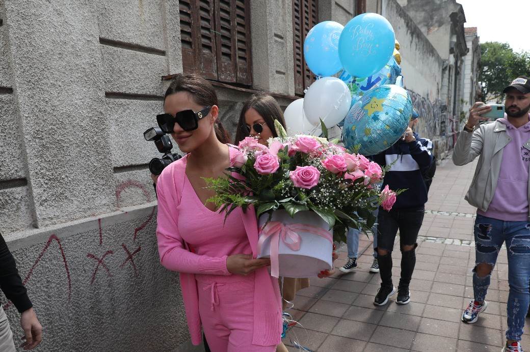 Bogdana se porodila Bogdanine sestre donele balone