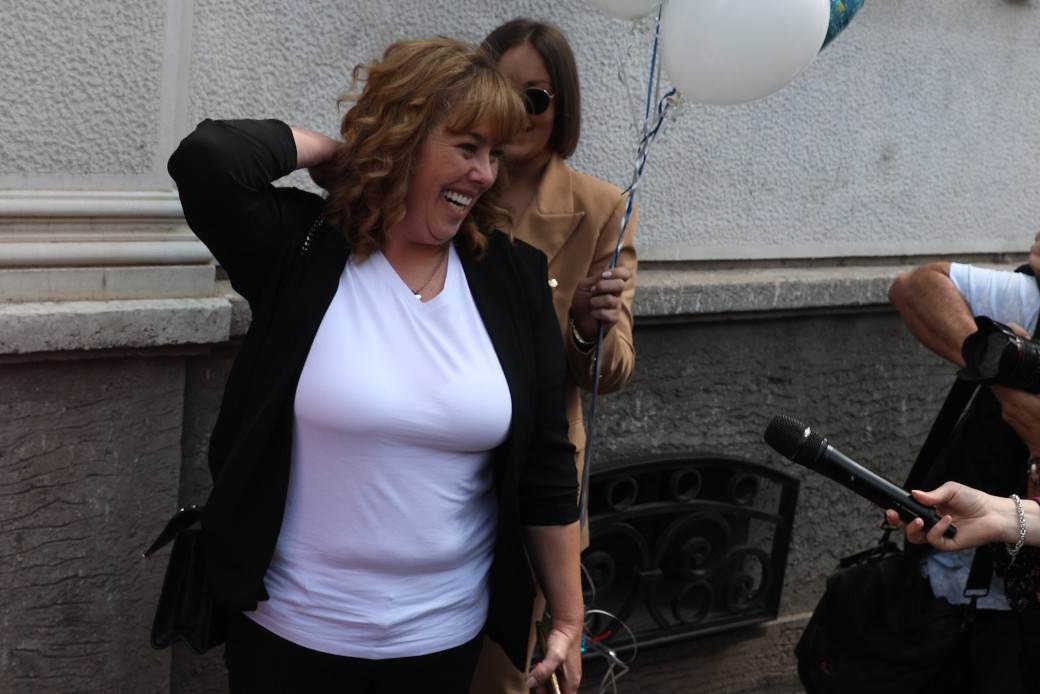 Bogdana se porodila Bogdanine sestre donele balone