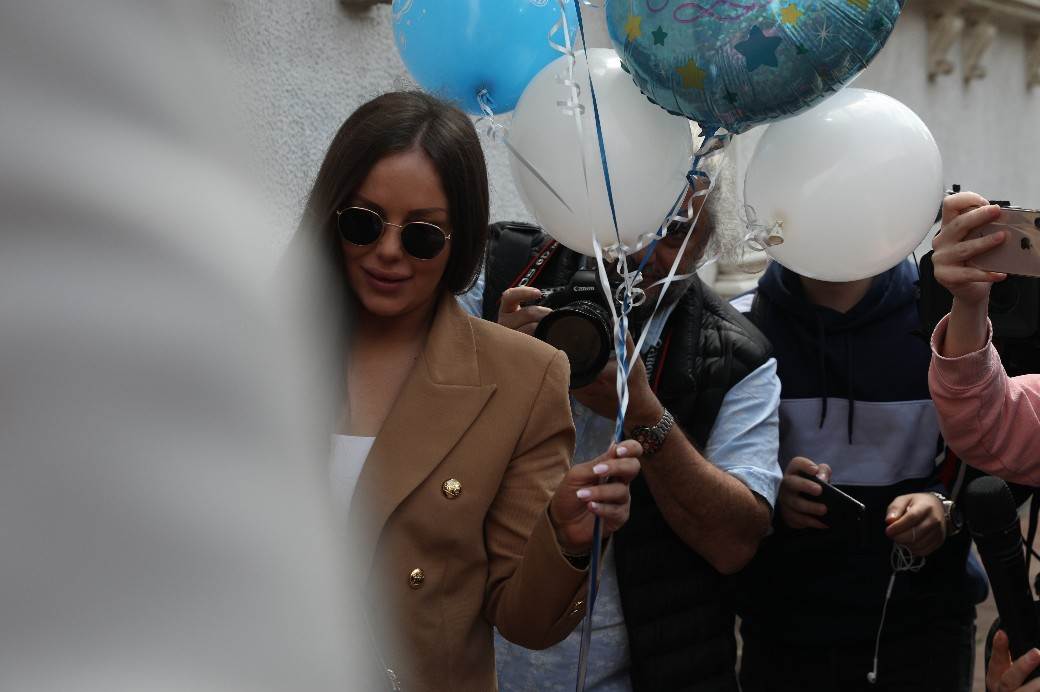 Bogdana se porodila Bogdanine sestre donele balone