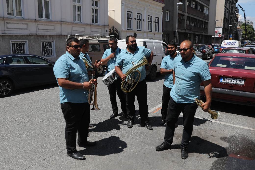 Bogdana se porodila Bogdanine sestre donele balone