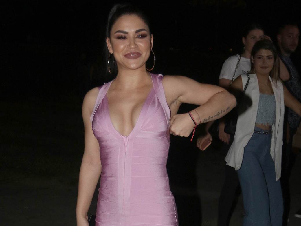 Aleksandra Mladenović u donjem vešu