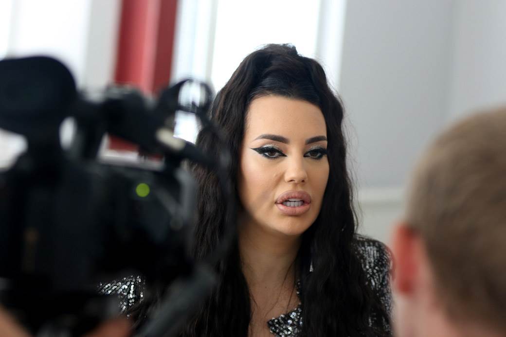 Katarina Grujić se zapalila na snimanju spota