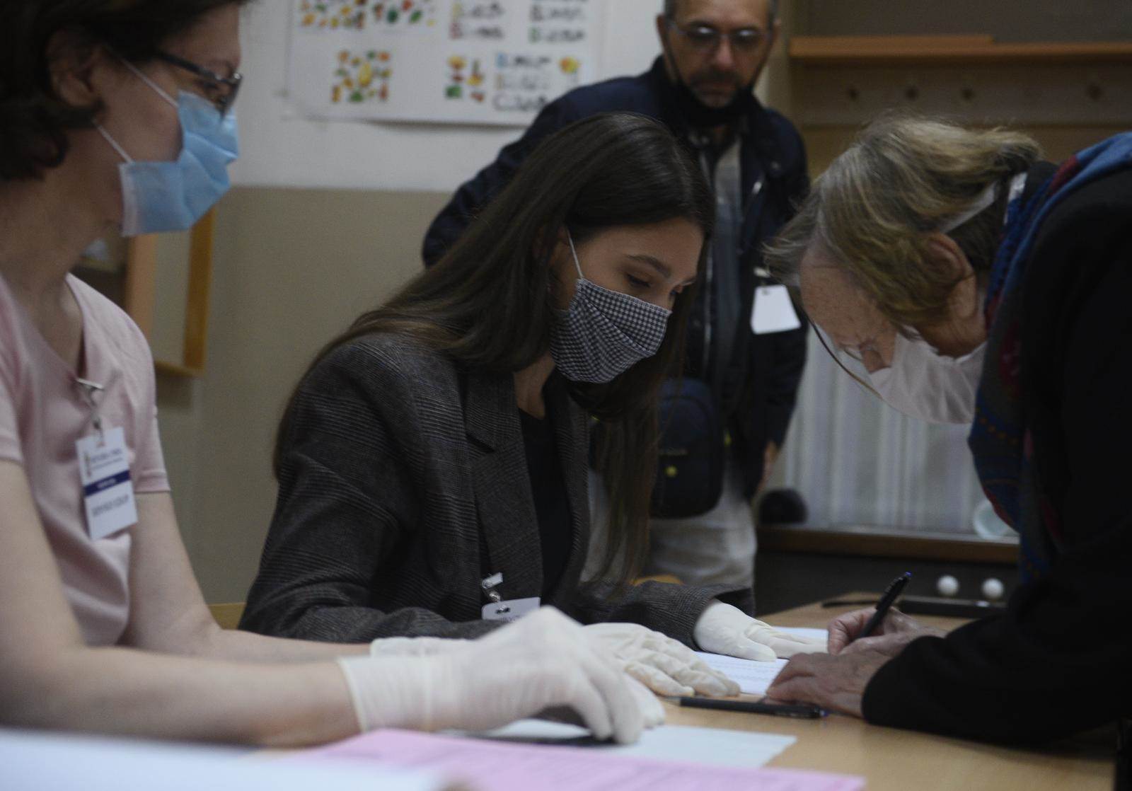 Izbori 2020: Zbog mera zaštite OVO MORATE DA IMATE KOD SEBE. (FOTOGRAFIJE)