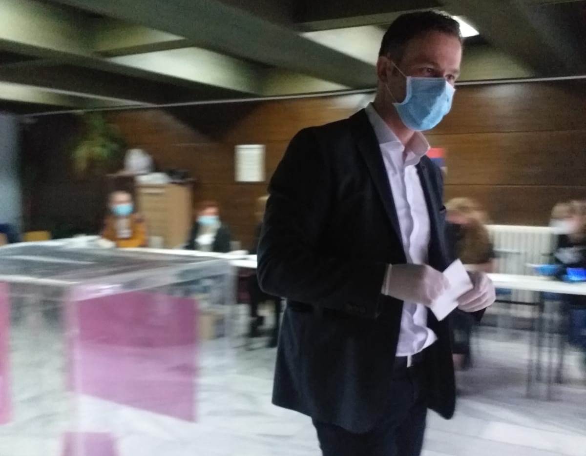 IZBORI 2020: Aleksandar Vučić čekao u redu, Sergej glasao u dresu?! FOTOGRAFIJE