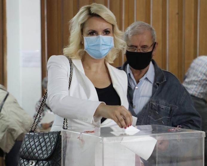 IZBORI 2020: Aleksandar Vučić čekao u redu, Sergej glasao u dresu?! FOTOGRAFIJE