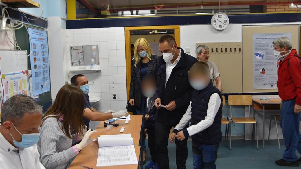 IZBORI 2020: Aleksandar Vučić čekao u redu, Sergej glasao u dresu?! FOTOGRAFIJE