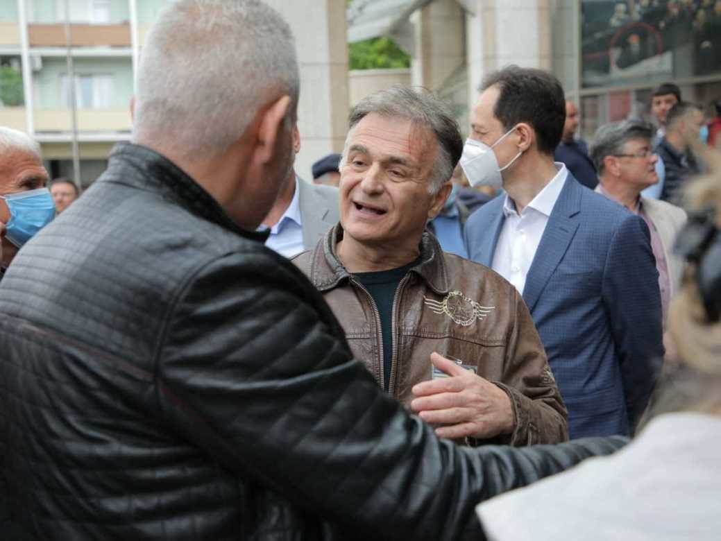 IZBORI 2020: Aleksandar Vučić čekao u redu, Sergej glasao u dresu?! FOTOGRAFIJE