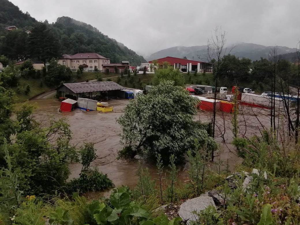 POPLAVE U SRBIJI: JEZIVE SCENE! Voda rušila mostove, poplavila kuće i puteve FOTOGRAFIJE
