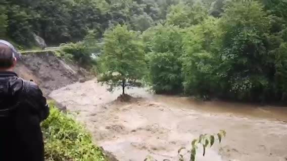 POPLAVE U SRBIJI: JEZIVE SCENE! Voda rušila mostove, poplavila kuće i puteve FOTOGRAFIJE