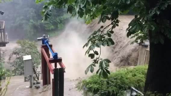 POPLAVE U SRBIJI: JEZIVE SCENE! Voda rušila mostove, poplavila kuće i puteve FOTOGRAFIJE