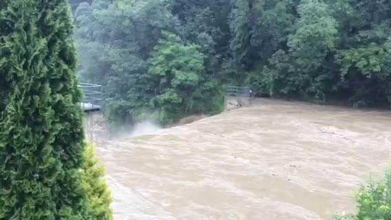 POPLAVE U SRBIJI: JEZIVE SCENE! Voda rušila mostove, poplavila kuće i puteve FOTOGRAFIJE