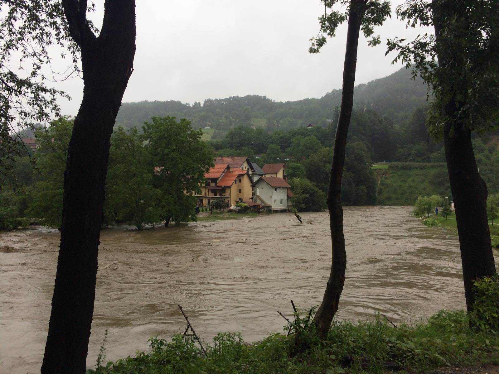 POPLAVE U SRBIJI: JEZIVE SCENE! Voda rušila mostove, poplavila kuće i puteve FOTOGRAFIJE