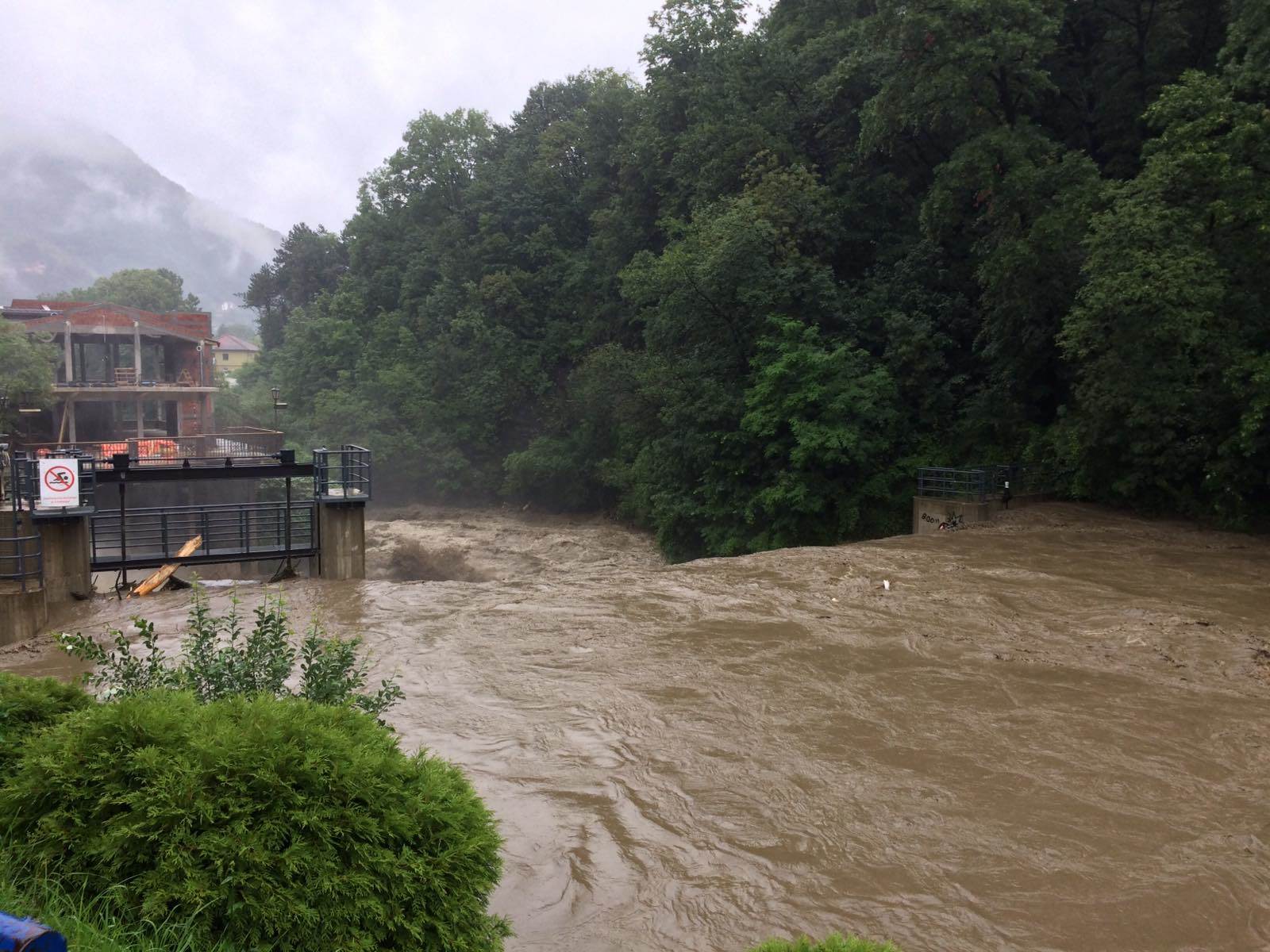POPLAVE U SRBIJI: JEZIVE SCENE! Voda rušila mostove, poplavila kuće i puteve FOTOGRAFIJE