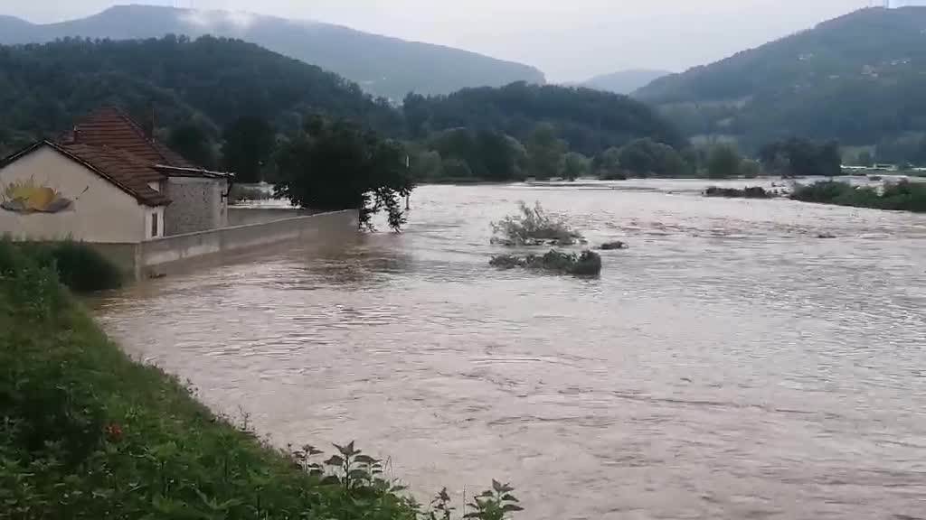POPLAVE U SRBIJI: JEZIVE SCENE! Voda rušila mostove, poplavila kuće i puteve FOTOGRAFIJE
