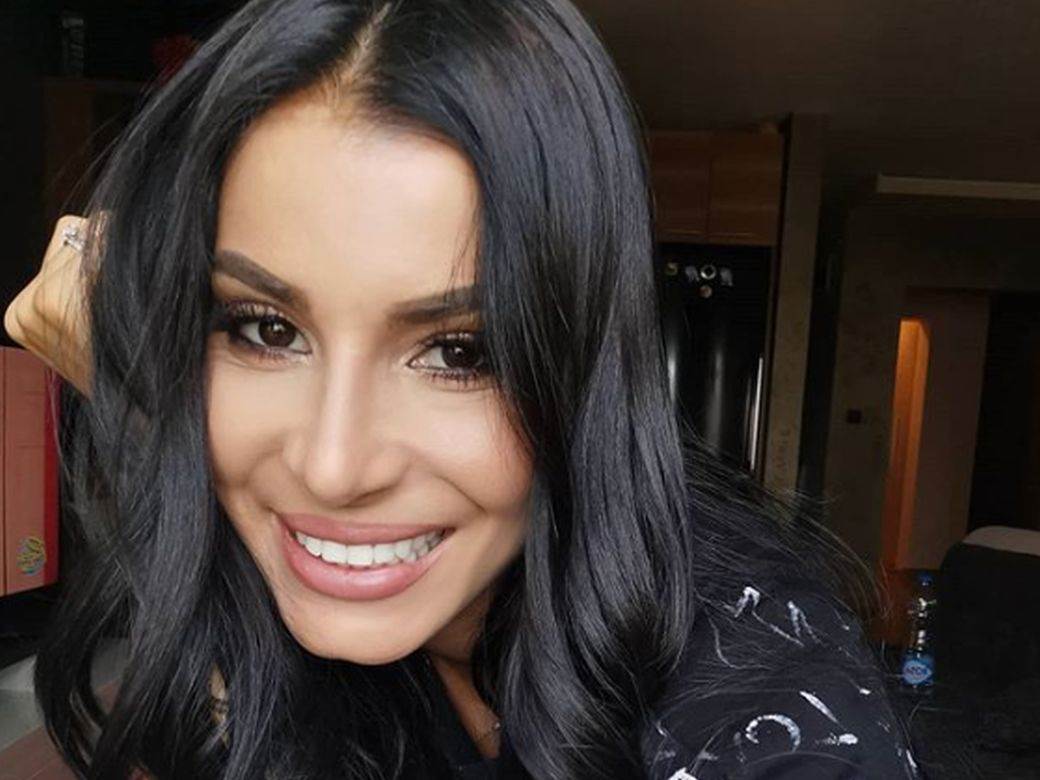 Mia Borisavljević u providnoj haljini