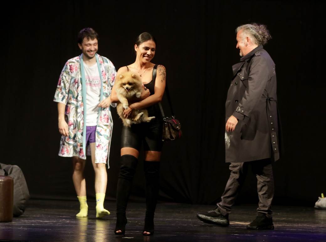 Sandra Afrika predstava Ko ti trese trešnjicu Sandra Afrika igra u predstavi FOTO