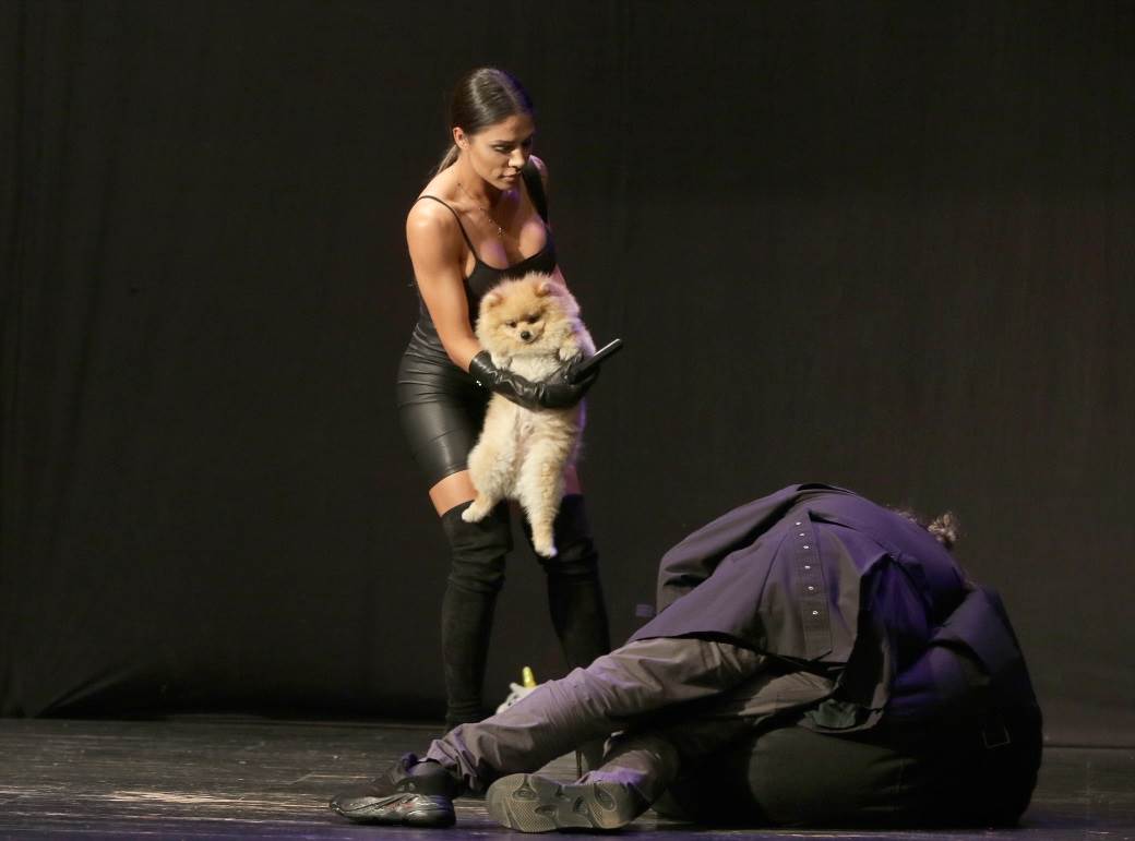 Sandra Afrika predstava Ko ti trese trešnjicu Sandra Afrika igra u predstavi FOTO