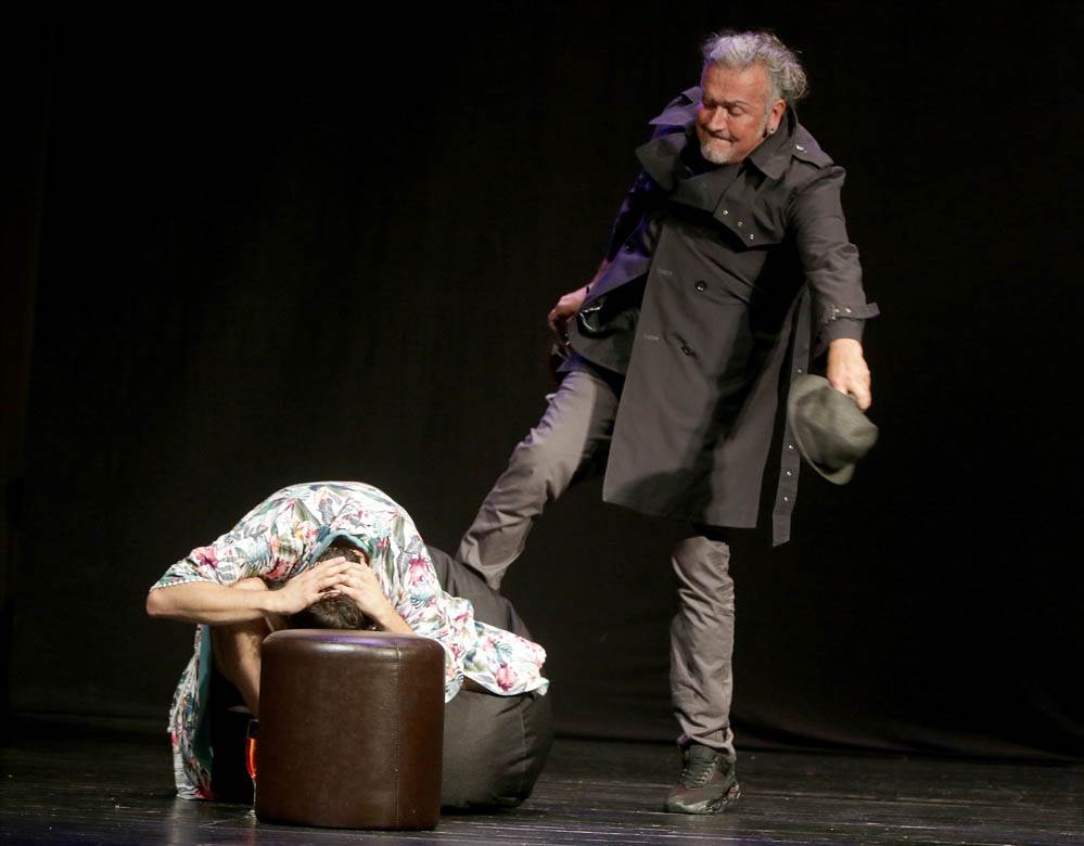 Sandra Afrika predstava Ko ti trese trešnjicu Sandra Afrika igra u predstavi FOTO