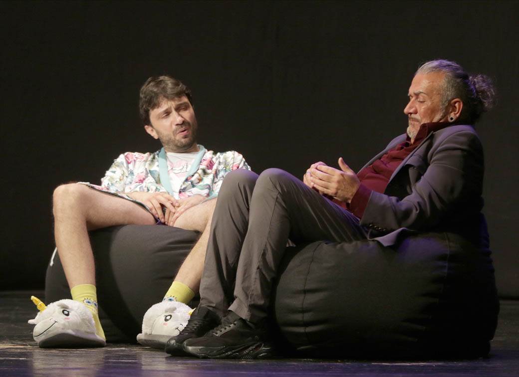 Sandra Afrika predstava Ko ti trese trešnjicu Sandra Afrika igra u predstavi FOTO