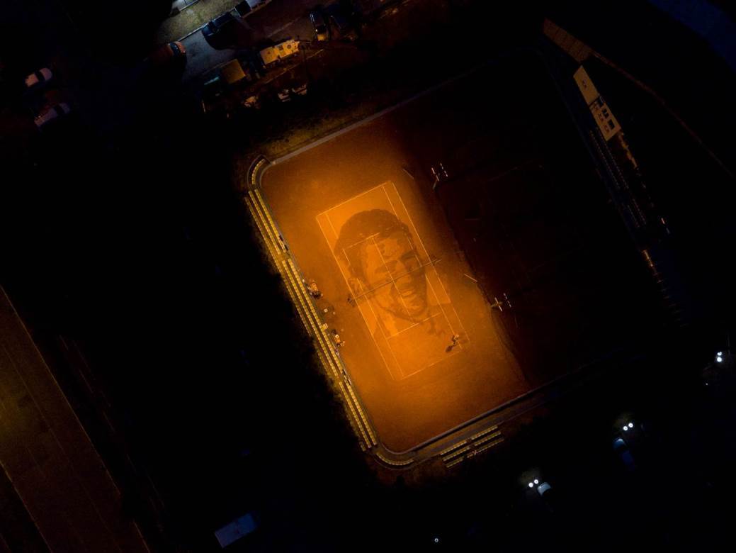 Novak Đoković portret teniski teren