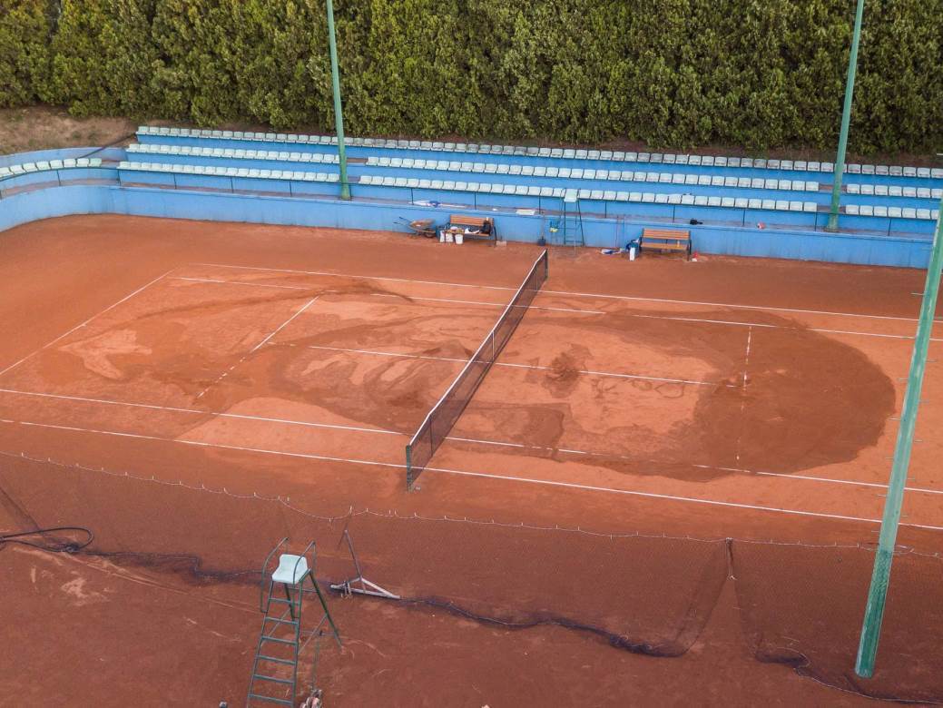 Novak Đoković portret teniski teren
