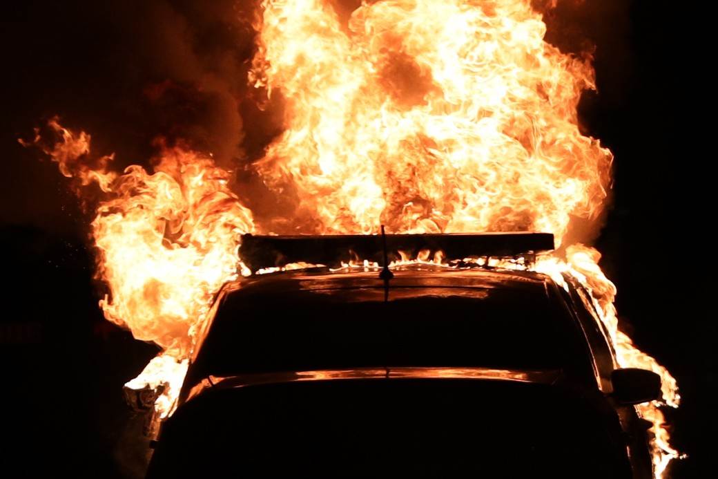 Protest ispred Skupštine neredi sukob i sa policijom policijski čas