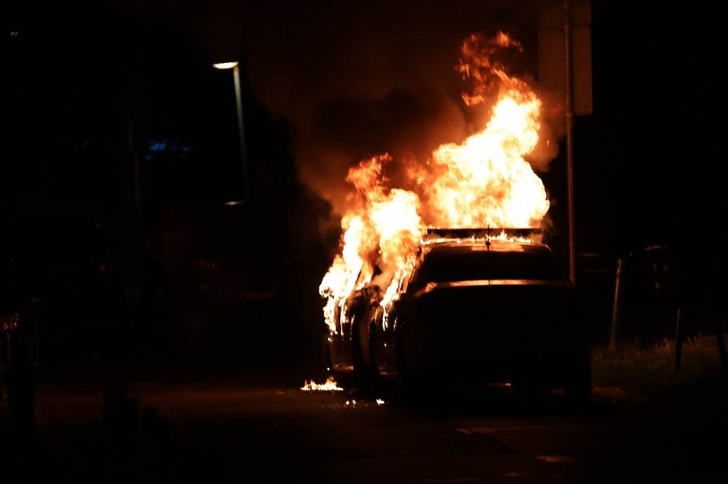 Protest ispred Skupštine neredi sukob i sa policijom policijski čas