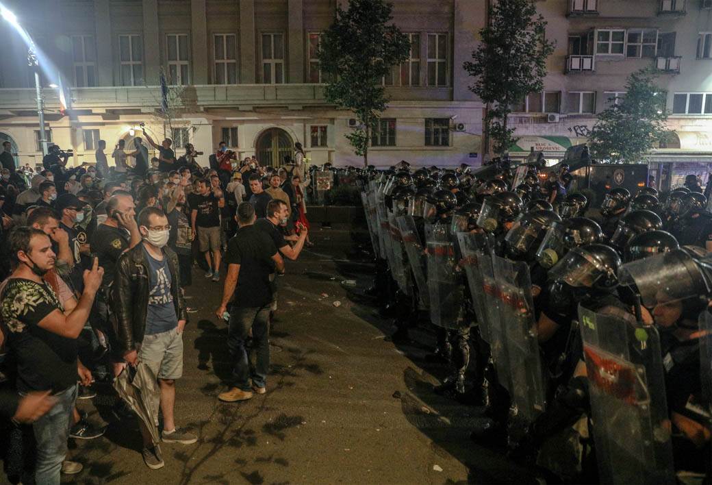 Protesti-policija-napad-Zaštitnik građana
