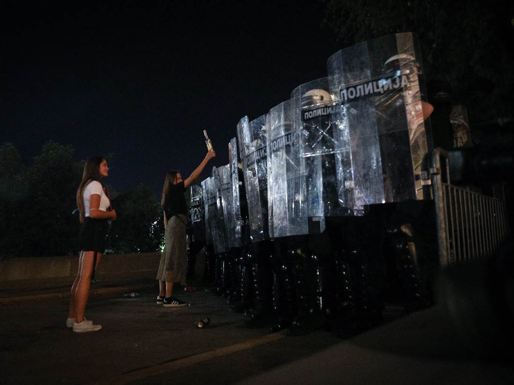 Beograd Skupština Srbije protesti rakija za policiju foto