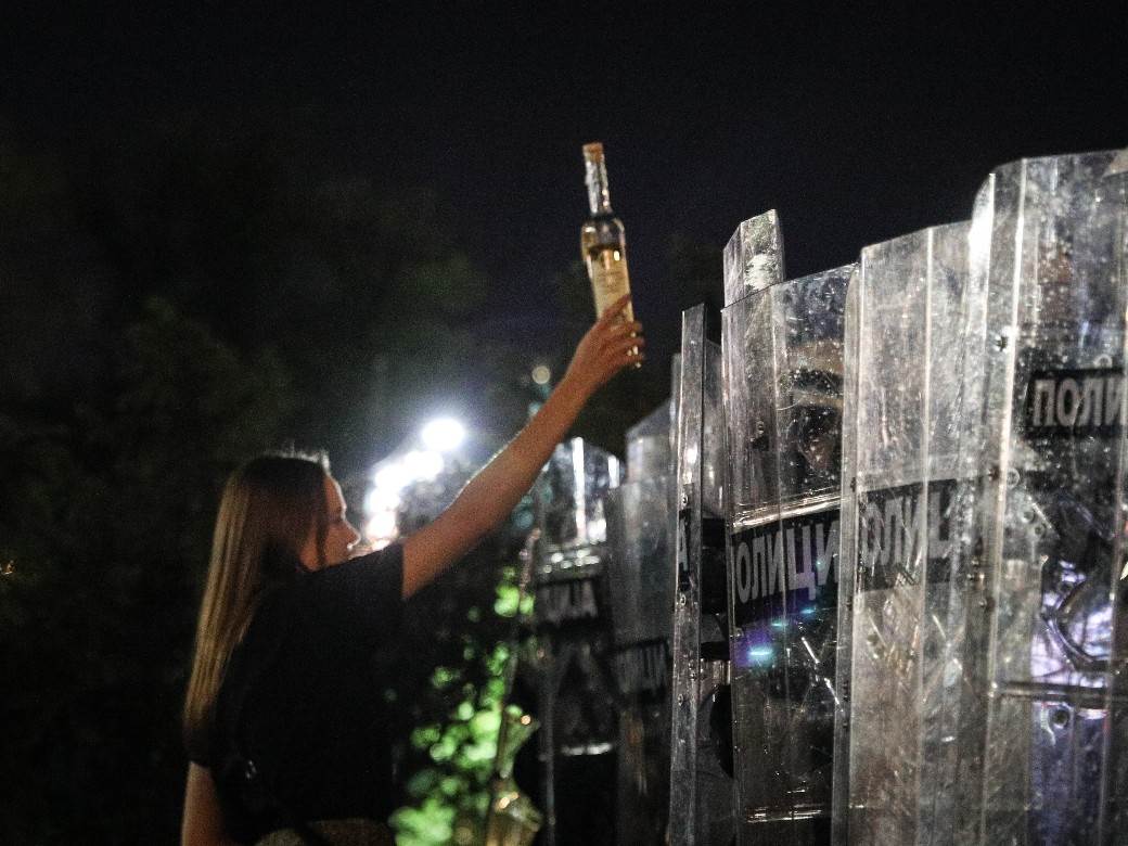 Beograd Skupština Srbije protesti rakija za policiju foto