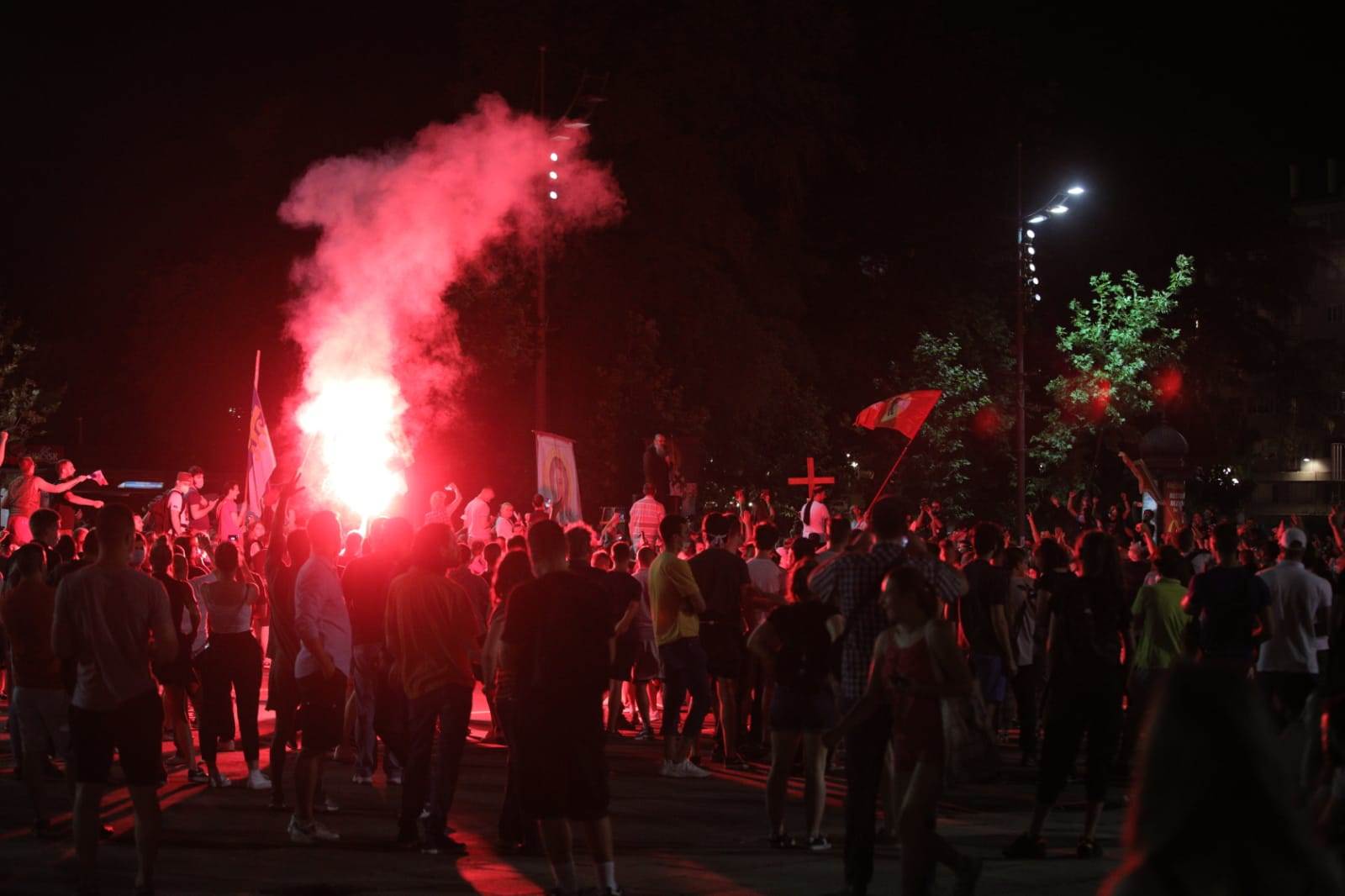 Protest u Beogradu 11 jul  Ispred Skupštine 1100 ljudi ministar Nebojša Stefanović