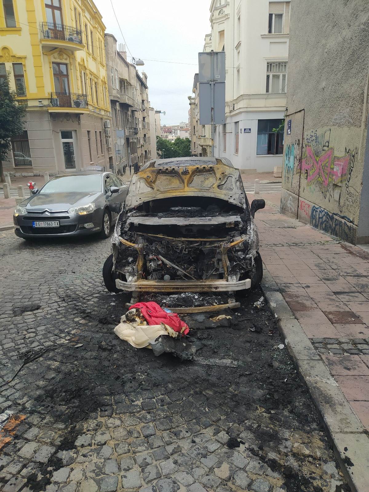 Izgoreli automobili na Dorćolu, pogledajrte šta je od njih ostalo (FOTO)