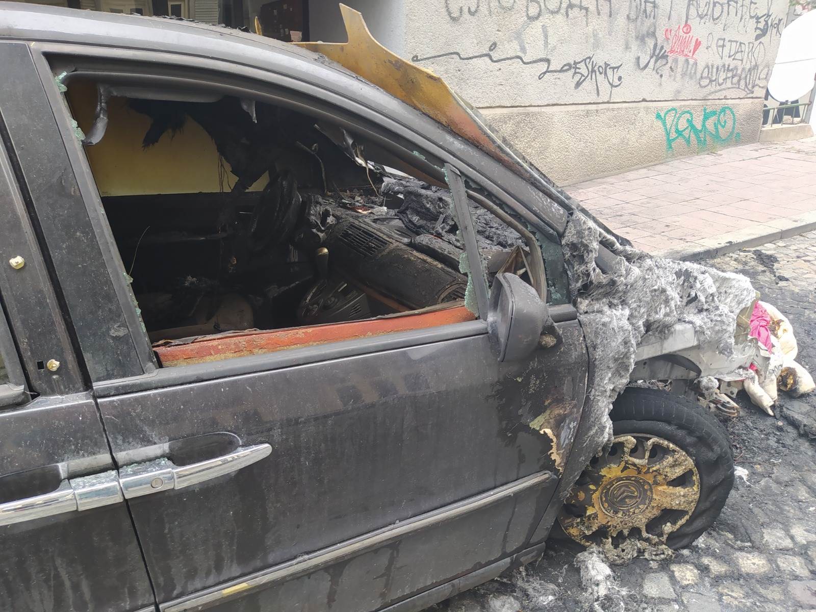 Izgoreli automobili na Dorćolu, pogledajrte šta je od njih ostalo (FOTO)