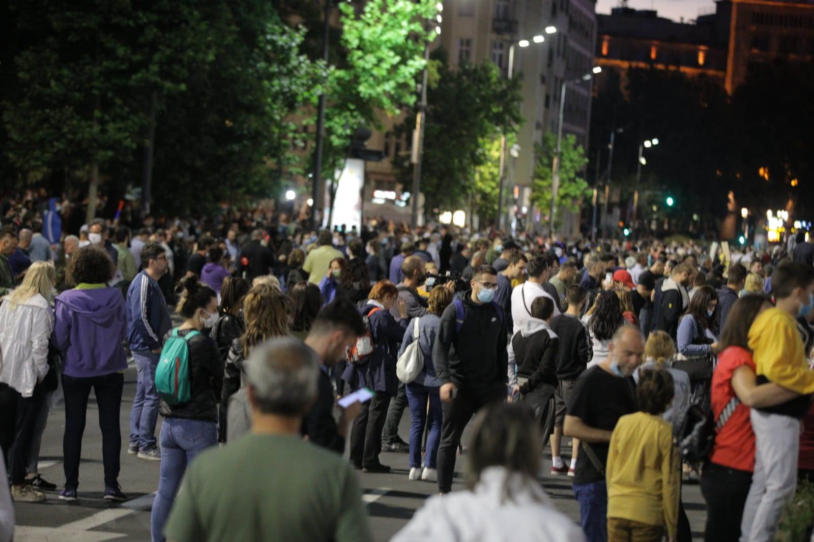 Protesti Beograd UŽIVO: Momak svira trubu, okupljeni mu daju PARE! FOTOGRAFIJE 