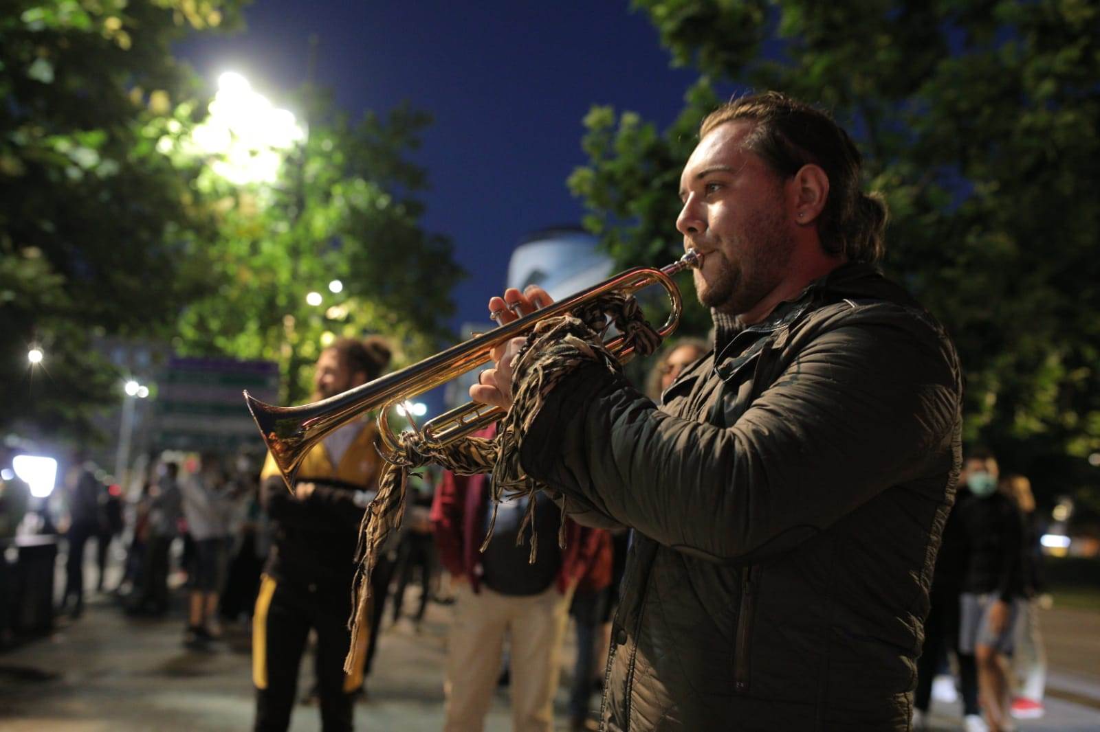 Protesti Beograd UŽIVO: Momak svira trubu, okupljeni mu daju PARE! FOTOGRAFIJE 