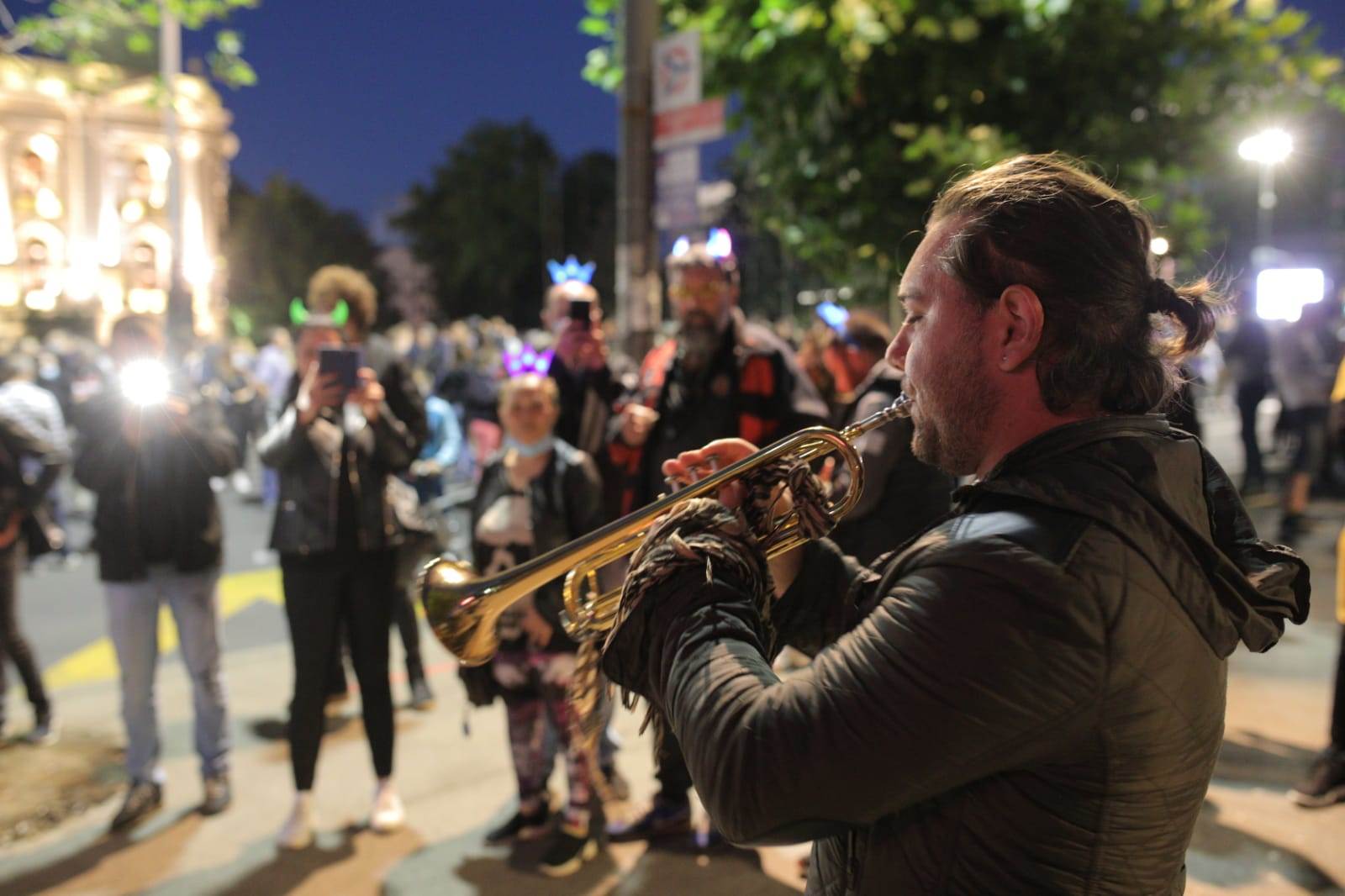 Protesti Beograd UŽIVO: Momak svira trubu, okupljeni mu daju PARE! FOTOGRAFIJE 