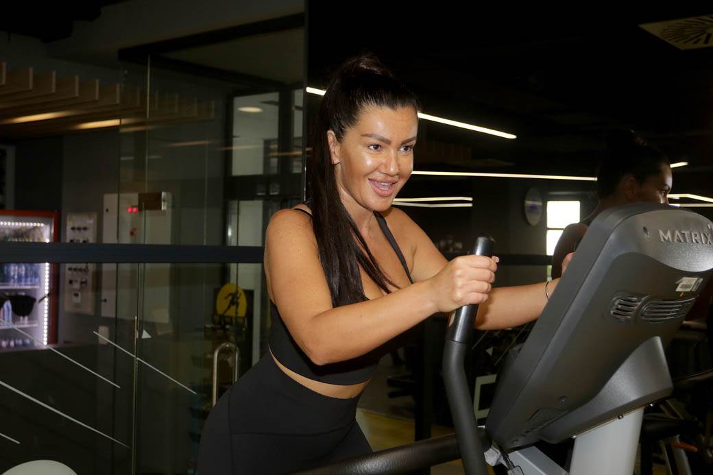 Dušica Grabović teretana: Pevačica vežba za vreme korona virusa FOTOGRAFIJE